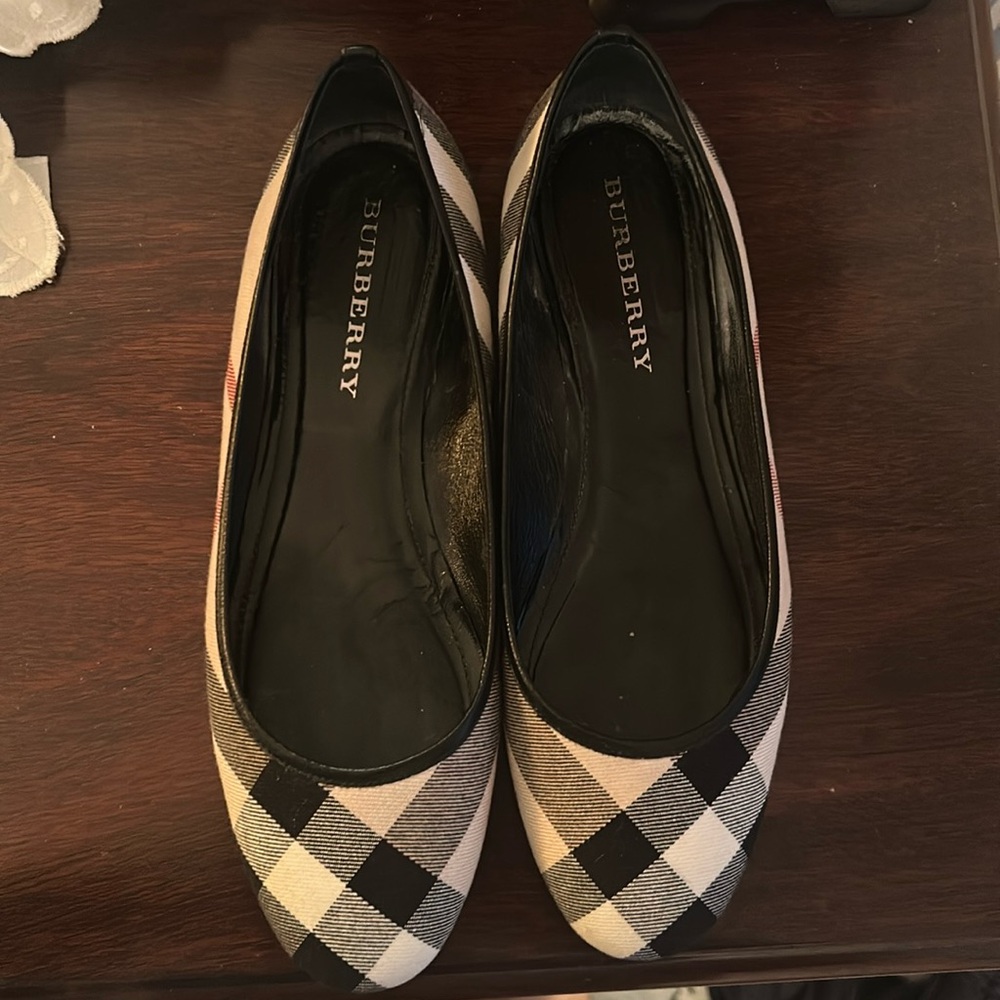 Authentic BURBERRY Nova Check Flats Size 40 with dust bag!